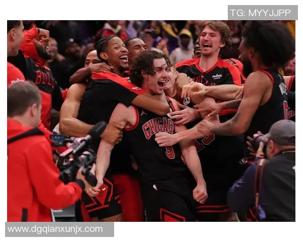 马刺对决76人激战正酣NBA赛场精彩瞬间回顾与分析